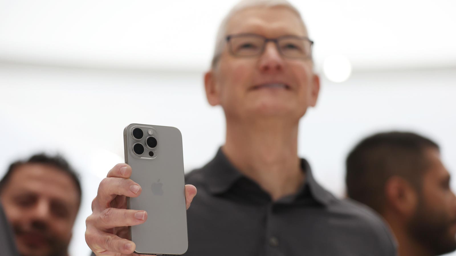 You are currently viewing Why AI Will Disrupt Apple’s Cautious iPhone 16 Plans – Forbes